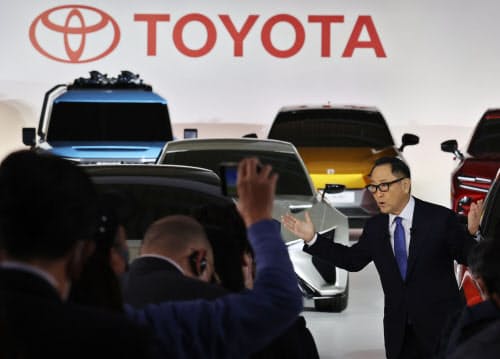 EV戦略について説明するトヨタの豊田章男社長（2021年12月、東京・お台場）