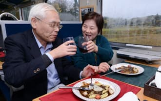 いすみ鉄道のグルメ列車「レストラン・キハ」でイタリア料理を楽しむ乗客（千葉県大多喜町）