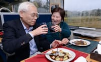 いすみ鉄道のグルメ列車「レストラン・キハ」でイタリア料理を楽しむ乗客（千葉県大多喜町）