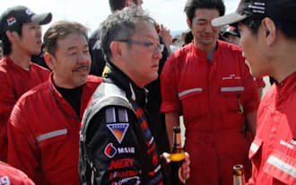 昨年6月、独ニュルブルクリンクでレース後、メカニックたちと握手を交わす豊田社長(中)