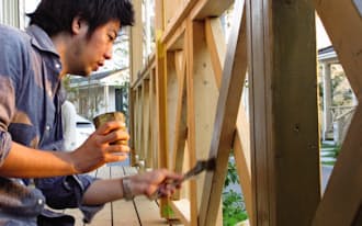 ウッドデッキのペンキ塗りに挑戦し、自分好みの自宅に仕上げる（千葉県野田市）