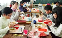 給食で食事のマナーを学ぶ宇都宮市立東小学校の児童ら（昨年12月）