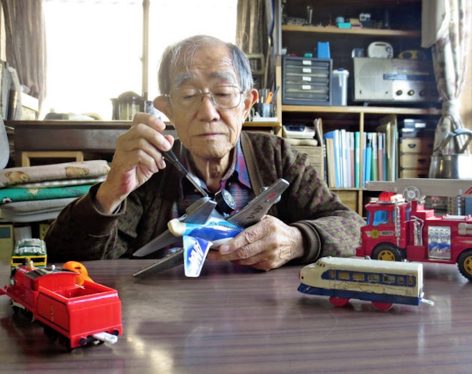 街かど人物館 おもちゃドクター 手早く修理 子供は笑顔 日本経済新聞