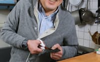 国安さんは料理にもプラスのハサミ「フィットカットカーブ」を使う（東京都世田谷区）