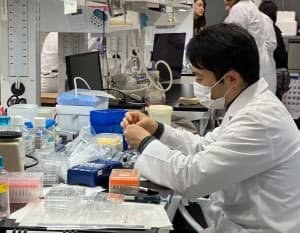 京都大学は新たな研究施設を公開(11日、京都市左京区)