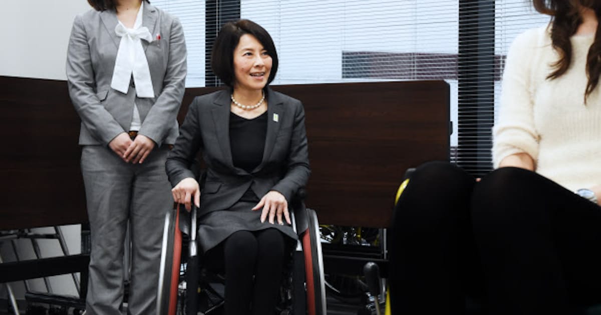 車いすの母 娘と歩む 障害者に優しい社会 めざして 日本経済新聞 車いすの母 娘と歩む 障害者に優しい社会 めざして 日本経済新聞