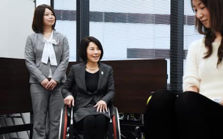 車いすの母 娘と歩む 障害者に優しい社会 めざして 日本経済新聞