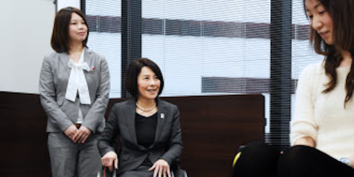 車いすの母 娘と歩む 障害者に優しい社会 めざして 日本経済新聞