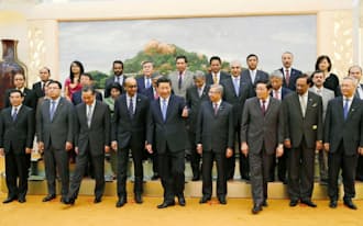 昨年10月、北京でAIIB設立に合意した各国代表と習主席（前列中央）=共同