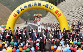　東九州自動車道の佐伯―蒲江の開通を祝う式典（大分県佐伯市）