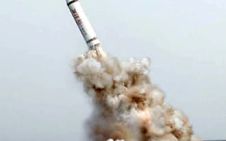 北朝鮮の労働新聞が9日掲載した発射実験の様子=聯合・共同