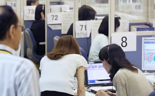 情報流出問題の対応に追われる日本年金機構のコールセンター
（5日、東京都品川区）