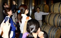 ワイナリーツアーではブドウの栽培やワインの醸造過程を見て回る（長野県飯綱町）