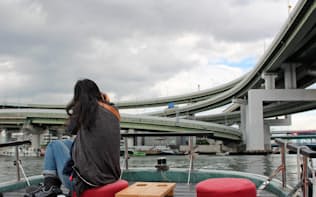 「ドボククルーズ」では船上から橋や水門などの巨大構造物を見ながら大阪を巡る
