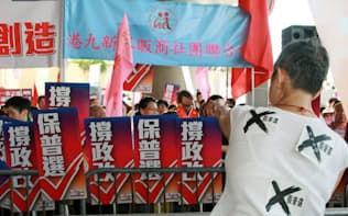 6月中旬、香港の立法会の前で民主派（手前）と親中国派がののしり合った