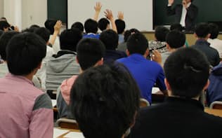 筑波大の起業家講座で教壇に立つ森川氏