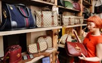 店内には80年代のグッチやシャネルなどのバッグが並ぶ「ロココ」（東京都杉並区）