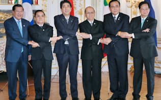 首脳会議に先立ち、安倍首相（左から3人目）と集合写真に納まるメコン地域諸国の首脳ら（4日午前、東京・元赤坂の迎賓館）=代表撮影