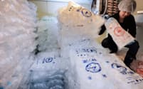かち割り氷の生産が続く加工場（13日、東京都港区）