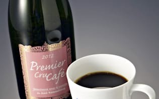 ボトリングコーヒー「プルミエ　クリュ　カフェ」のラベルには収穫年度、農園名が記されている