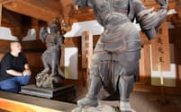 室生寺の仁王門で見つかった2体の仏像（31日、奈良県宇陀市）