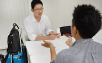 就職活動について相談する学生(左)（東京都新宿区の就トモCafe）