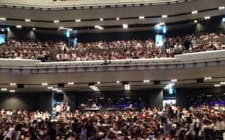 本場のミュージカルに熱狂するシアターオーブの観客（東京都渋谷区）