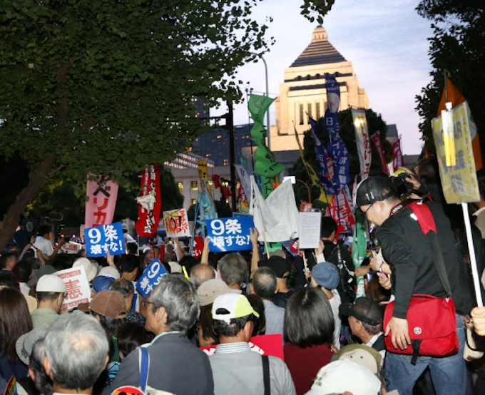 国会前 再び反対デモ 日本経済新聞