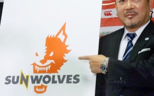 日本チームの名称とロゴを発表するジャパンエスアールの上野裕一業務執行理事
