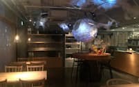 レストラン「9STORIES」は映像で非日常を演出する（東京都渋谷区）