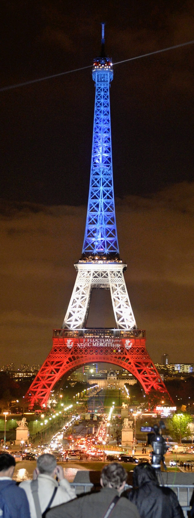 パリ 連帯の光 エッフェル塔 国旗 点灯 日本経済新聞