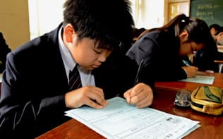 江戸川区では生徒が自己分析し、家庭でのネット利用ルールを作成した
