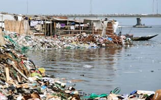 プラスチックごみが漂着した西アフリカ・ベナンの海岸=ブレスト提供
