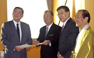石破地方創生相(左)に文化庁移転を要望する京都府知事(右から2人目)ら(14日、内閣府)