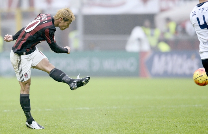 本田みせた 豪快ミドル 欧州サッカー 日本経済新聞