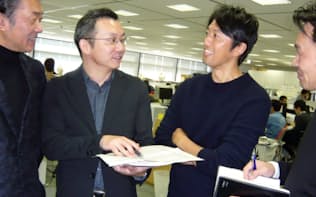 DoCLASSEでは高松さん（左から2人目）ら転身してきたミドル社員が職場をけん引する（東京都世田谷区）
