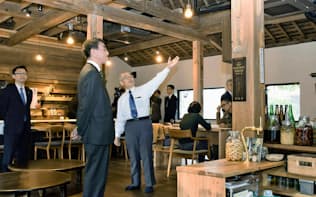 徳島県神山町を視察する河野消費者相(左から2人目)=昨年12月