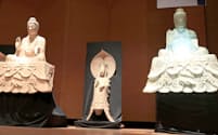 鋳造を終え、披露された釈迦如来(左)と脇侍と呼ばれる立像(中)。右は3Dプリンターでつくった型
（21日、富山県高岡市）
