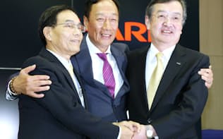 笑顔を見せる（右から）シャープの高橋社長、鴻海の郭董事長、戴副総裁（2日、堺市）
