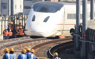 地震で脱線した九州新幹線の回送車両を点検する作業員ら（15日、熊本市）
