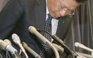 燃費不正について謝罪する三菱自の相川社長（20日、国交省）
