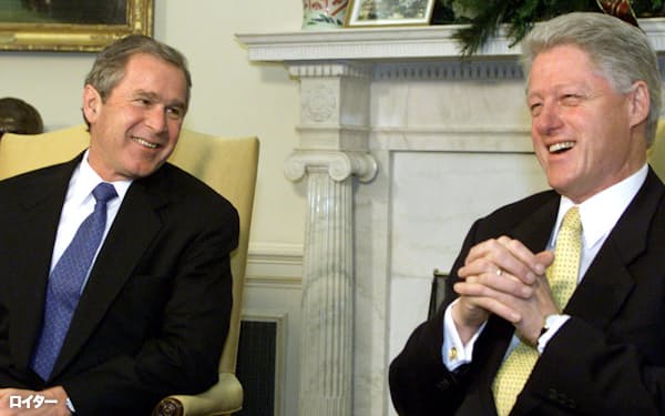 知事を経てクリントン氏(右)は46歳、ブッシュ氏は54歳で大統領に就任した=ロイター
                                                        