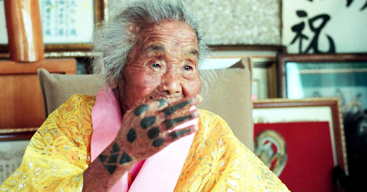 沖縄「ハジチ」が刻む記憶 女性が節目に受けた入れ墨 翻弄された歴史を研究30年超 山本芳美 - 日本経済新聞