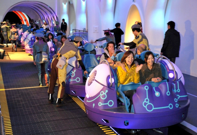 宇宙の旅 Vs 空飛ぶじゅうたん テーマパーク2社が新施設 日本経済新聞