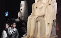「アメン神とツタンカーメン王の像」などが展示されているトリノ・エジプト展(神戸市中央区の神戸市立博物館)