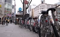 マンションの駐輪シールを貼った自転車が目立つ銀座4丁目交差点(東京都中央区)