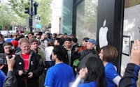 iPadを求めて開店前から並んで待つアップルファン（3日午前、カリフォルニア州パロアルト市のアップル直営店）