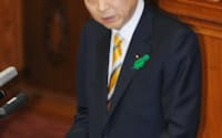 23日、参院本会議で答弁する鳩山首相