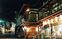 奈良県の洞川温泉は木造の旅館が並ぶ