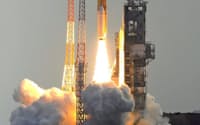 金星探査機「あかつき」を搭載し、打ち上げられたH2Aロケット（21日、鹿児島県・種子島宇宙センター）=共同